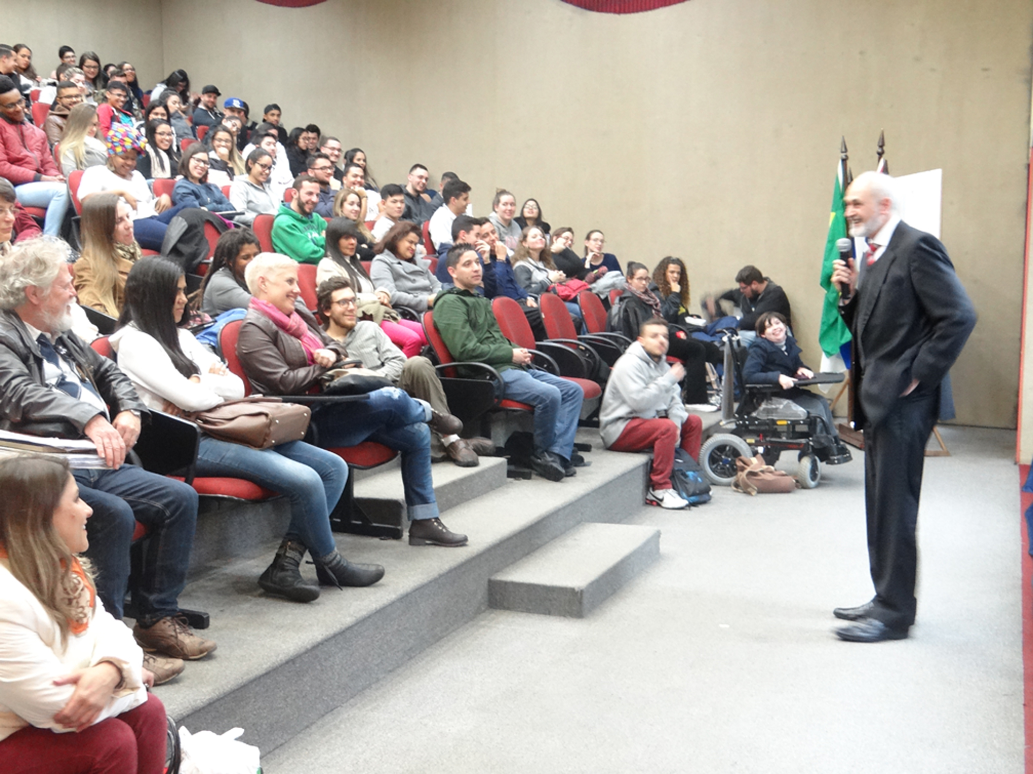 Você está visualizando atualmente Curso de Relações Internacionais promoveu palestra sobre a Cultura Islâmica, Globalização e o Comércio Internacional