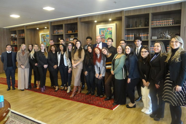 Alunos de Direito da Fundação Santo André visitam sede da Nelson Wilians Advogados, em São Paulo