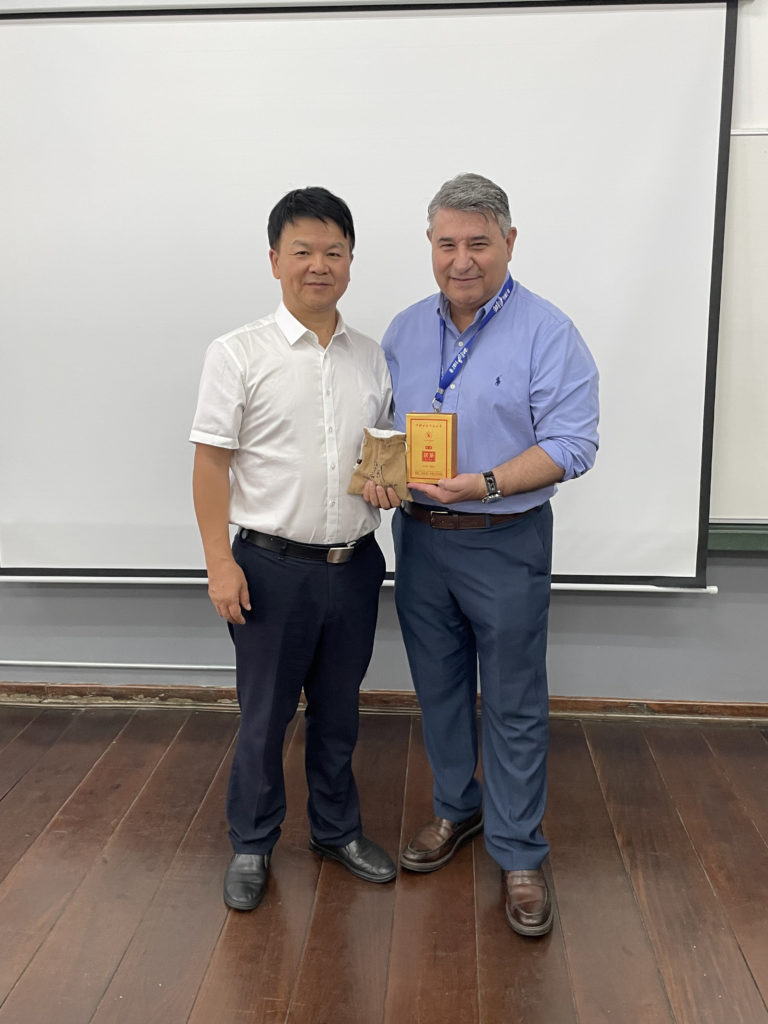 Professor da FSA e professor da Universidade de Hunan se cumprimentam