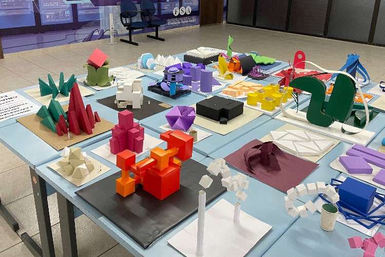 Exposição de alunos do curso de Arquitetura e Urbanismo sobre Modelagem e Expressão do Espaço Tridimensional