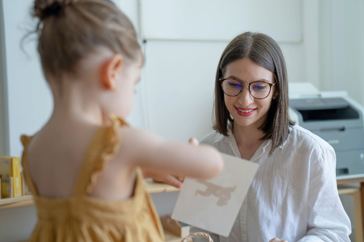 O profissional pode trabalhar tanto com psicopedagogia clínica quanto com psicopedagogia institucional.