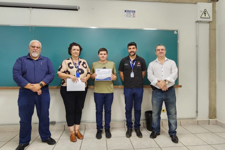 Alunos da Fundação Santo André recebem certificado de Treinamento em Robótica Industrial