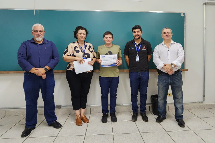 Alunos recebem certificado de robótica industrial