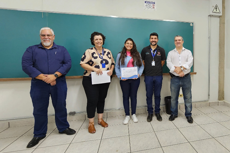 Alunos recebem certificado de robótica industrial