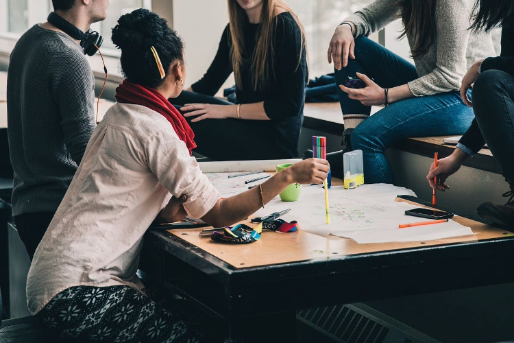 Estudar em grupo é uma das melhores dicas de como estudar para o vestibular