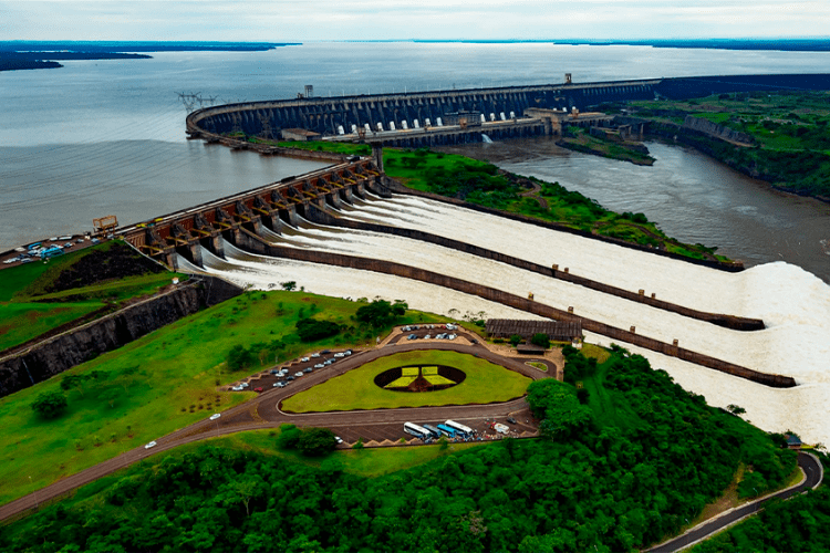 Usina Hidrelétrica de Itaipu é uma das maiores obras de engenharia do Brasil