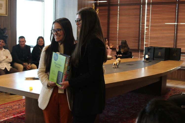 Eduarda Trevisan ganhou um livro do Dr. Fábio Vilar em visita ao escritório Nelson Wilians Advogados