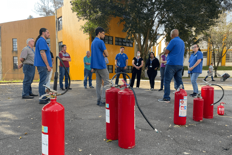FSA promove treinamento de manuseio de extintores para colaboradores