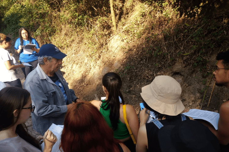 Profº Dr. José Luis Laporta orienta os alunos durante viagem de estudos a Itu