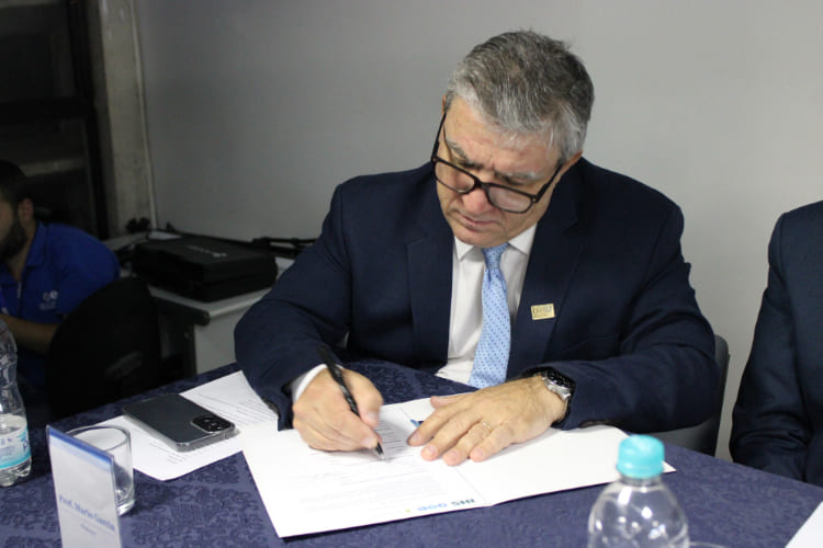 O documento de parceria entre Fundação Santo André e IHS Towers foi assinado por membros da Fundação Santo André, IHS Towers e do Parque Tecnológico de Santo André