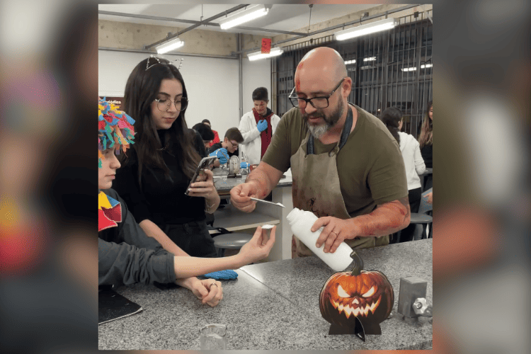 Os alunos do ciclo básico de Engenharia aprenderam reações químicas na aula de Halloween