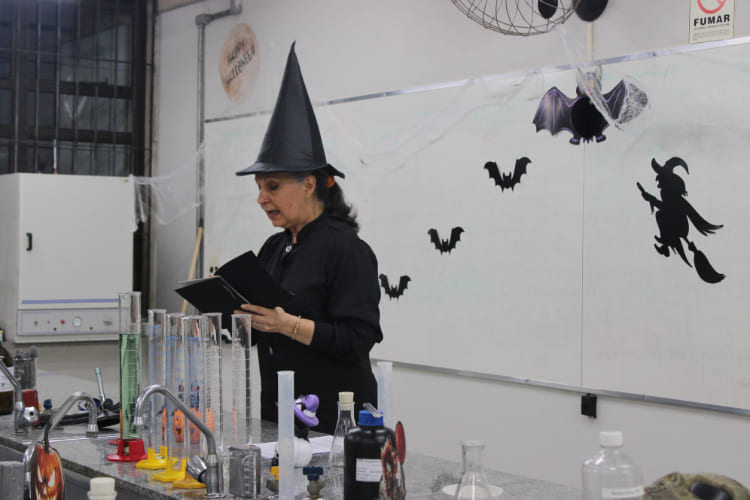Profª Dra. Edith Malateaux promoveu uma aula temática de Halloween