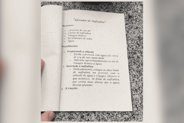 A Profª Dra. Edith Malateaux preparou um livro de poções para a aula de Halloween