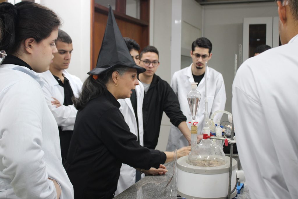 A aula temática de Halloween foi ministrada pela Profª Dra. Edith Malateaux