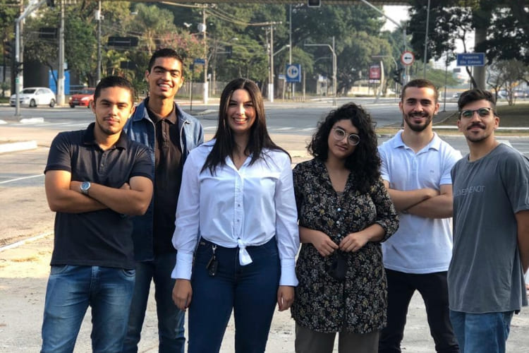 Brenda Santana e parte de sua equipe na JRA Engenharia