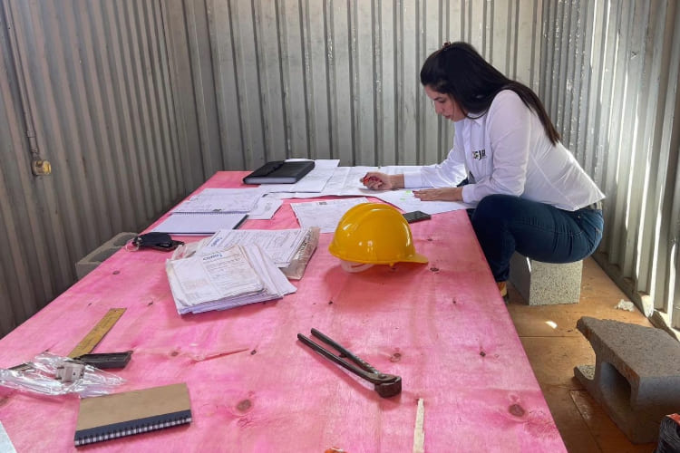 Atual coordenadora de engenharia na JRA Engenharia, Brenda Santana começou sua jornada profissional no curso de Engenharia Civil da Fundação Santo André