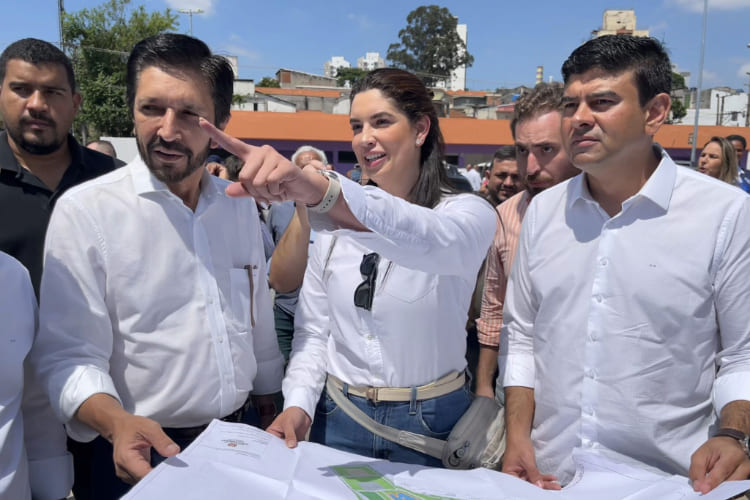 Brenda Santana dá detalhes de obra ao prefeito de São Paulo, Ricardo Nunes