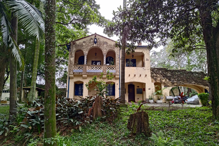 A Casa Amarela e o espaço arborizado são remanescentes do Sítio Tangará