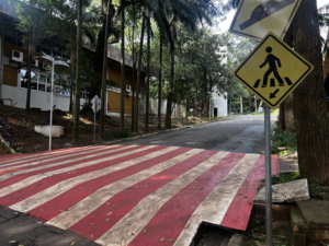 Adequações em sinalizações e acessibilidade em todo o campus