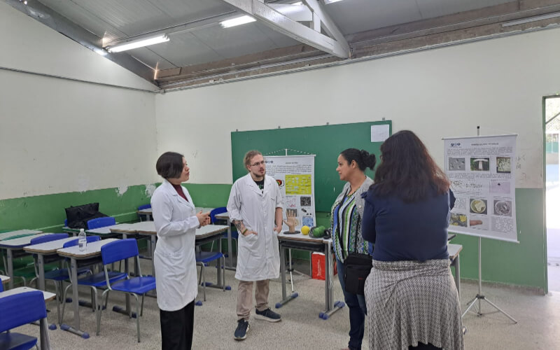 Visita aos bairros pós-balsa e aldeia indígena