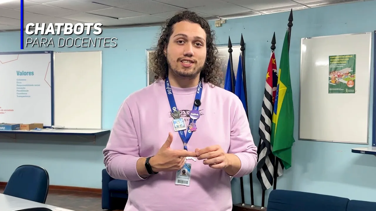 Apresentador em sala de reuniões com bandeiras ao fundo e texto 'CHATBOTS PARA DOCENTES' no canto; imagem nítida