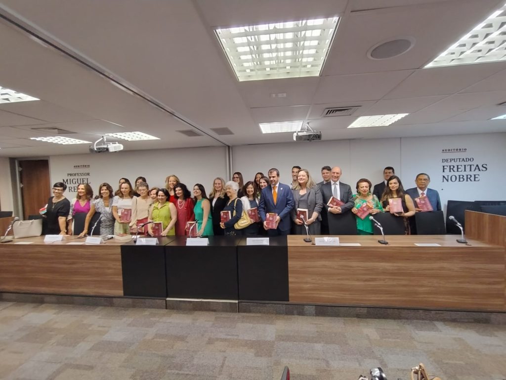 Leia mais sobre o artigo Professora da FSA participa de lançamento de obra em que é coautora