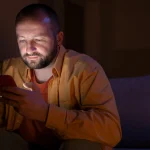 Uso do celular à noite prejudica emagrecimento