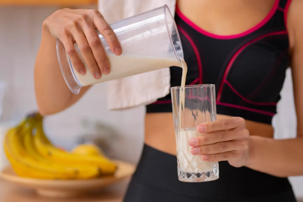 Leia mais sobre o artigo Whey Protein: benefícios, riscos e efeitos no corpo