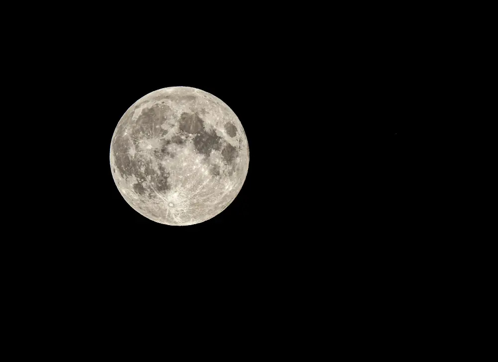 Leia mais sobre o artigo O que é a Lua de Morango? Entenda a origem do nome