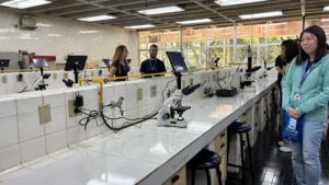 microscópios trinoculares na FSA