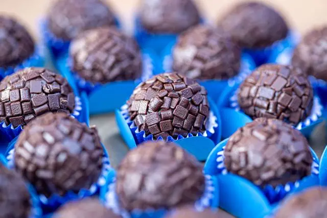 Leia mais sobre o artigo Brigadeiro faz mal à saúde? Entenda como consumir